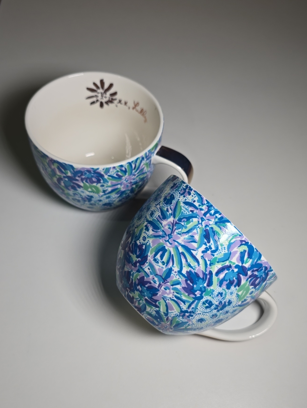 NWOT LILY PULITZER Lion Cat Floral Ceramic Mug Vibrant Pattern Set Of 2